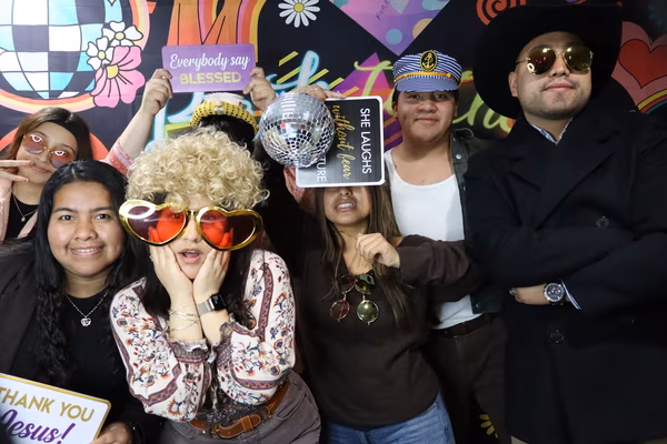 Ü make the memories, we supply the fun! 🪩🤠 The whole crew went all out with the retro props at the Premios Hacedores Jesús Revolution celebration.
#beÜtifulPixels #ChurchEventPhotoBooth #YouthEvent #IRestYTH