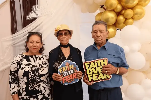 Guests enjoying the beÜtiful Pixels photo booth at the Ministerio Cristo Viene church anniversary in Reseda, California.